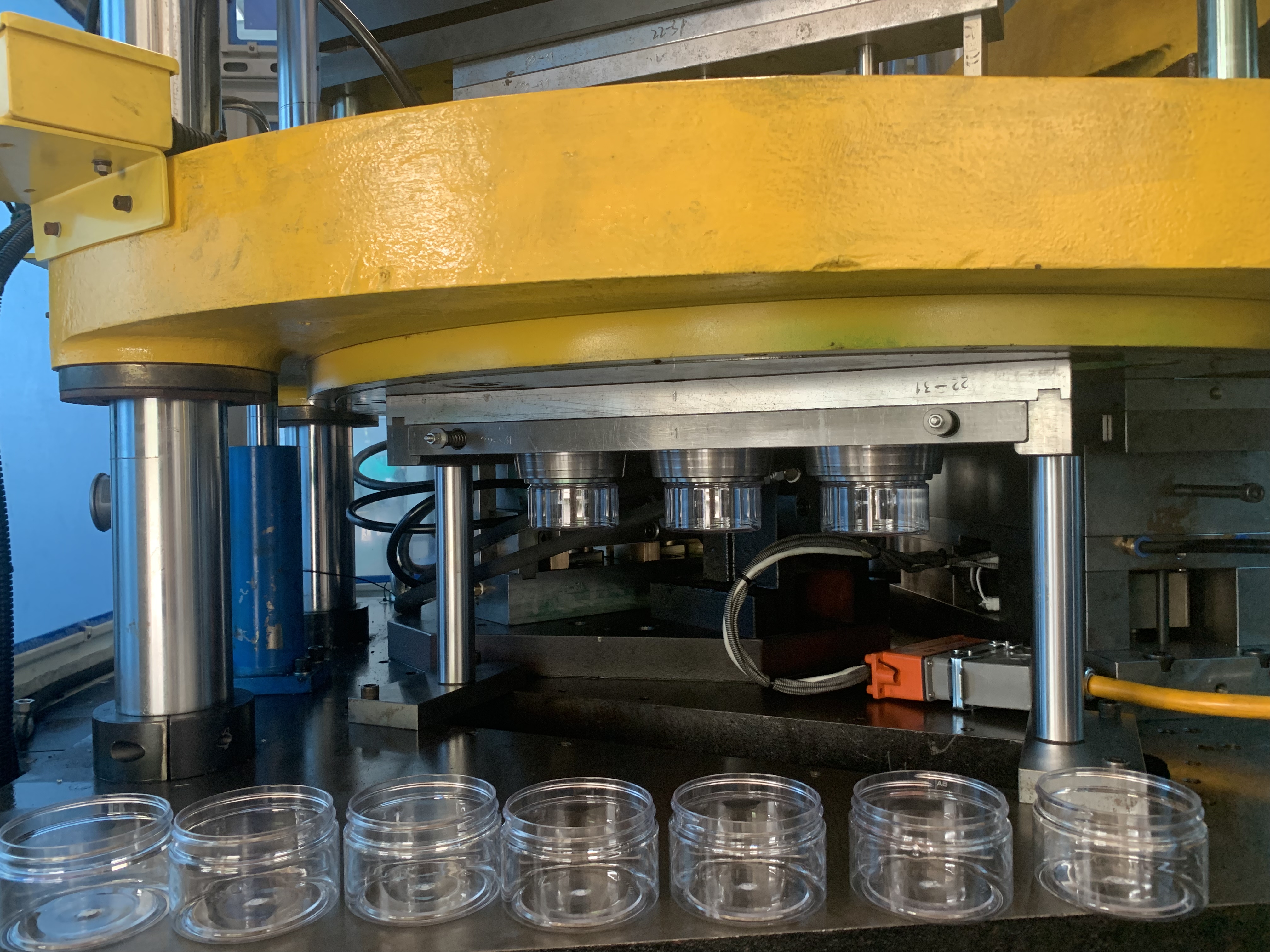 Evaluating High-Precision Injection Blowing Molding Machinery